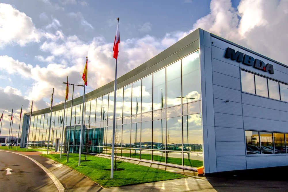 AlexXplore's tweet photo. 🇫🇷🇬🇧🇮🇹  MBDA annonce la création d’une usine géante près d’Orléans pour fabriquer des éléments mécaniques.    

🏭 Deux fois plus grande que le site historique de Bourges, cette nouvelle usine s’étendra sur environ 40 hectares dans le Loiret (Ormes).    

📅 Dès début 2027, la production démarrera dans un bâtiment existant, avec une pleine capacité industrielle prévue pour 2030.    

💰 Pour multiplier par six sa production de missiles en France d’ici 2030, MBDA investit plusieurs centaines de millions d’euros face à la forte demande.    

👷 Plusieurs centaines d’emplois qualifiés seront créés, renforçant l’industrie de défense et la souveraineté européenne dans un contexte de réarmement.

https://t.co/lj5YKBCgeo
