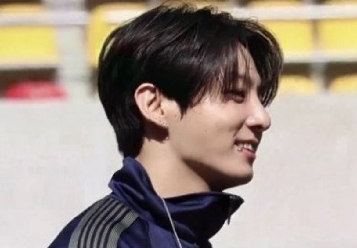 servcuntmin's tweet photo. jungkook’s hair yet again untouched by the scissors sorry london I no longer understand how you feel im getting my queen back https://t.co/LcehgVOEbZ