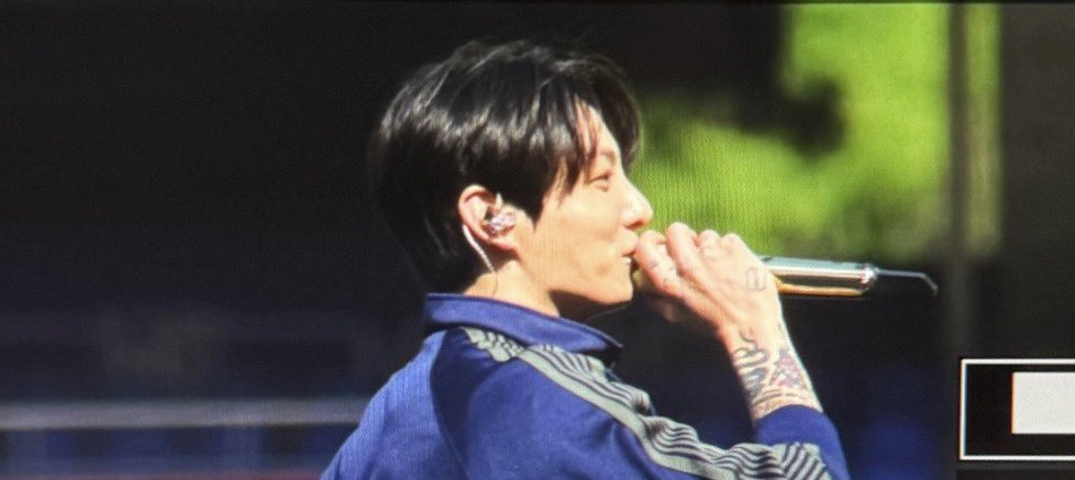 servcuntmin's tweet photo. jungkook’s hair yet again untouched by the scissors sorry london I no longer understand how you feel im getting my queen back https://t.co/LcehgVOEbZ