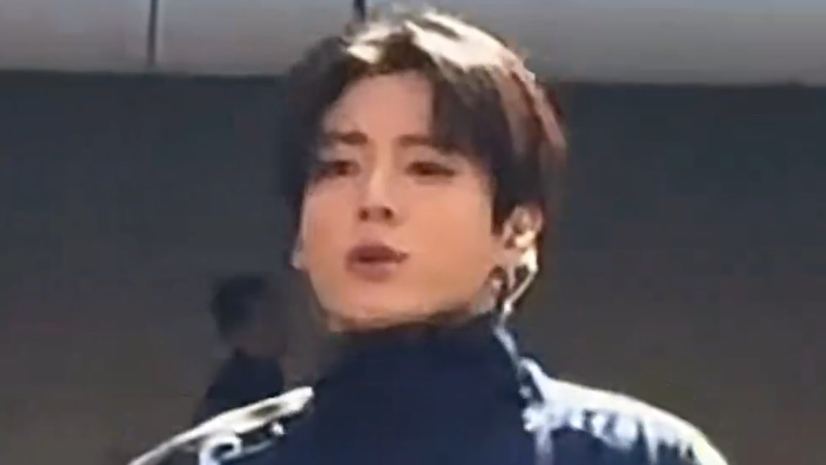 servcuntmin's tweet photo. jungkook’s hair yet again untouched by the scissors sorry london I no longer understand how you feel im getting my queen back https://t.co/LcehgVOEbZ