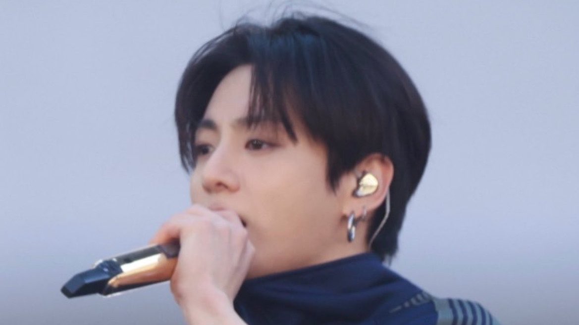 servcuntmin's tweet photo. jungkook’s hair yet again untouched by the scissors sorry london I no longer understand how you feel im getting my queen back https://t.co/LcehgVOEbZ