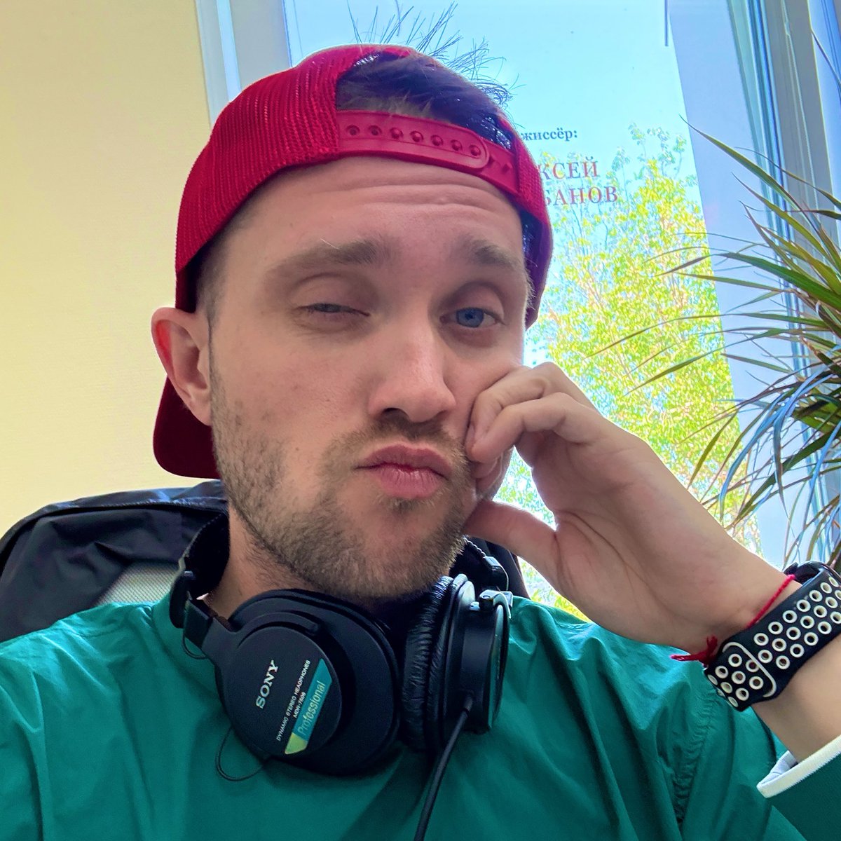 Nik tweet media