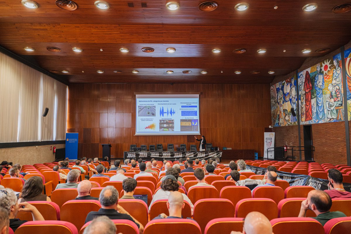 FCBQtecnic's tweet photo. FORMACIÓ CONTINUADA | 🔊 Tot un èxit el 4t Congrés d’Analítica Aplicada al Bàsquet que es va celebrar a la Universitat de Barcelona el passat cap de setmana. 📈

💻https://t.co/Z66ZgirovB https://t.co/cBsEcmn5Vo