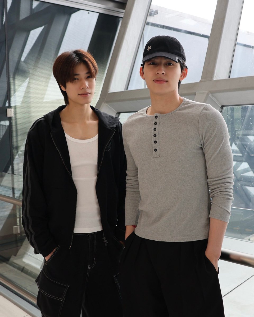 PinkGlitters_'s tweet photo. รวมไลฟ์-วิดิโอ #ปอนด์ภูวินทร์ ที่จั๊นดูวนบ่อย ไปคันหัวกับจั๊นเถอะ ใครแฟนคลับใหม่ ๆ แบบเค้า เค้ารวมมาให้ละช็อตเด็กกีฬาแชมป์ ส่วนใหญ่จะมวลปีหลัง ๆ นะ ปีแรก ๆ มันจั๊กจี๊อะ  แต่ปีมวลเปลี่ยนมันเขินกว่า
 
We Are EP14 Live คนทั้งโลกรู้แล้วว่าเราคบกัน (หมายถึงภูมิพีม)+เซอร์ไพร์สวันเกิดเธอขาแบบโป๊ะ ๆ ความหวาน6/10 
- https://t.co/VOZpZkLjEz 

GMMTV LIVEHOUSE โปรโมท We Are ความหึง 2/10 นีโอภูวินมันเก่าไปแล้วแม้จะปวดฟันแต่อาการหึงออก 
- https://t.co/WvuReQfQl0

We Are Final EP ความเธอขาได้ออกกองด้วยกันน้อย ผมเล่นคู่กับคุณจริงปะเนี่ย ความสนุก7/10
https://t.co/CZWlJENwsb

โปรโมท LOL2025 อันนี้ตลกดูเพลิน ความเหยิน 5/10 ไม่หวานมากแต่โคตรตลก มีย้อนความหลังสมัยไลฟ์ Our Skyy2 "หรืออยากกลับไปเป็นเพื่อนล่ะ" กับ ขิงคนอื่นมาเลือกเพลงได้ก่อน เพลงรักหวานสะบัด
- https://t.co/3xVUAxEQf5

https://t.co/UVXqFz7tuC Grabfood Live แซวกันสนุกดี เช็กชื่อพาร์ทเนอร์คุณปอนด์ มา 6/6 คิว
- https://t.co/DB5bWEmTKx

เบื้องหลัง MV Take it off น้องมาให้กำลังใจคนพี่ถ่าย MV มีถ่ายงานตรง Workpoint พอดีว่าซั่น อิจฉาปอนด์ว่ะเห้ย ความอิจฉา 10/10
- https://t.co/8C5viD8lLk

GMMTV Live House Leap Day อยากมีเธอขาแวะมาเอารถที่ตึกจัง ความเขิน(คุนปอนด์) 8/10
- https://t.co/g2U2vxEpbV

เมาท์มอยกับพลอยหอ กำเนิดวลีมันไม่เพื่อน ไม่ใช่แฟน something in between ความคันหัว10/10
- https://t.co/SgrMCiWtNl

โปรโมตกดบัตร Rendezvous Fancon Live พี่เลโอชงเข้ม มาเขินกันตอนโต สนุกดูเพลิน ความเขินกันเอง 8/10 
- https://t.co/YN86R9ST9q 

Live ขายบัตร 1st EP Me and Thee Premiere Night มวลหลังจบแฟนคอน เสียอาการ ก็มันรู้สึกดีจริง ๆ ความเจี๊ยก 10/10 
- https://t.co/aJ7WIeJdbX

Bonchon Live 2025 บ้วนมม.แกล้งสาววาย ต้าวหมูอ้วนปังปอนด์ ต้าวหมูอ้วนพี่ตั้ง ความเขินคุณปอนด์ 9/10 
- https://t.co/ffcl0HYz55

Dear Myself คนเล่นเขารู้กัน ดูไปเขินไป ความหวาน100/10 
- https://t.co/t1jzL3ojxH

Katanyu Tonight ตลกมาก แต่พรที่ขอซานต้าหวานมาก 100/10 
- https://t.co/q3PnRmFzya

Riser Concert Live D2 นี่มันมวลอะไรกันคับเนี่ย ดูเถอะ เขินแทนปังปอนด์แล้ว ตำนานเห้ยปอนด์มึงจับมือเพรฺธซานต้าทำไม และ ก็คนมันเคยฟังเลยตอบได้ในเสี้ยววิ  ความเขินทะลุปรอท999/10
- https://t.co/M4NtoCdelK

Me and Thee LIVE ขายบัตร Fan Party & After Party 
เขินจาก Riser เมื่อวานไม่หายมาต่อกันอีกวันเลยที่เก่าแต่เปลี่ยนคน ฉากนี้ไม่ค่อยพูดนะทำอย่างอื่นกันมากกว่า เริ่มต้นปีใหม่กับคนเดิมด้วย ความเขิน10/10
- https://t.co/J7t9nRKc2m

Reaction มีสติหน่อยคุณธีร์ ep7 8 9 สนุกทุก EP
ดาราเขินกันเองสนุกดี ยิ่งมีบอนนี่กับเอส มารีแอคด้วยยิ่งสนุก

Reaction Playlist - https://t.co/FAqjwlOB9l

EP 7 https://t.co/Vp5WGm0D5P

EP 8 https://t.co/7mXKjmrOAT

EP 9 https://t.co/H5sYPbOOGj

Final EP แม้จะชอบดูรีแอคในโรงมากกว่า แต่อันนี้ก็สนุกอยู่ดี ลูกชายคนโตโผล่มาเป็นเจ้าหนูจำไม แต่งงานกันมันต้องจูบกันแล้วอ่า
https://t.co/Nfbqr762NO

GMMTV Live House มีสติหน่อยคุณธีร์ สนุกดูเพลิน ไม่หวานมากแต่ครอบครัวสุขสันต์หลานยายน่ารักมาก 
- https://t.co/hSD8sc6YaK

เฮ็ดอย่างเซียนหรั่ง ภูวินทร์มันหมีคนแรกของปอนด์ ลูกชายอยากกินไข่เจียวก็เจียวให้เสมอมา ความหวานของไข่เจียวเค็ม ๆ 5/10
- https://t.co/3kz7ku9ct1

GrabThumdsUp2026 สาววายฟินอะไรไม่ใช่มือกู นกกระจอกเทศ 2/10 ตลกมากกก
- https://t.co/8yocpN80sD

BESTIE TASTY หั่นหอมพลาดไปหน่อยนะปอนด์ มัมหมีภูวินทร์ทำ 80 น้องปังปอนด์ให้กำลังใจ 20 ได้รู้อินไซด์ที่ปอนด์อยากสนิทกับพุพุสมัย Safe House
- https://t.co/9OqMmcPFRW

BONCHON x PondPhuwin2026 ชงเข้ม ๆ เก็บตกหลังจากนครนายก - Central World ก็แค่ปากซอย ทานตะวัน 1 ดอก โดดกองมาหา Deep talk ทำไมเขินกัน ภูวินทร์พี่ให้คิดข้อแก้ตัวใหม่ไลฟ์นี้พวกหนูพูกวกไปวนมามาก มีมวล 100/10
- https://t.co/0thhbfs98W

โปรโมตกดบัตร LOL2026 เมกาหวานมาก ชงเข้มกับพี่เลโอคนเดิม เสริมทัพด้วยวิลเลี่ยมเอส พร้อมแก้ข่าวความฝันของโฟ้ด ตลก+สนุก+เขิน 10/10 
https://t.co/NohjnqiVCT

Zach Sang Show ได้รู้อะไรที่ไม่เคยรู้เพิ่มขึ้น อยากสนิทแบบที่แฟน ๆ คิด Deep Talk จุก ๆ สาระ 10/10
- https://t.co/Rv2s5P0bKA

แถม ๆ
รวมพล Future Park ในตำนาน รังสิตหวานมาก โมเมนต์ที่อาจไม่มีอีกแล้ว
- https://t.co/lX6D1heS4p

#PondPhuwin #ppnaravit #phuwintang