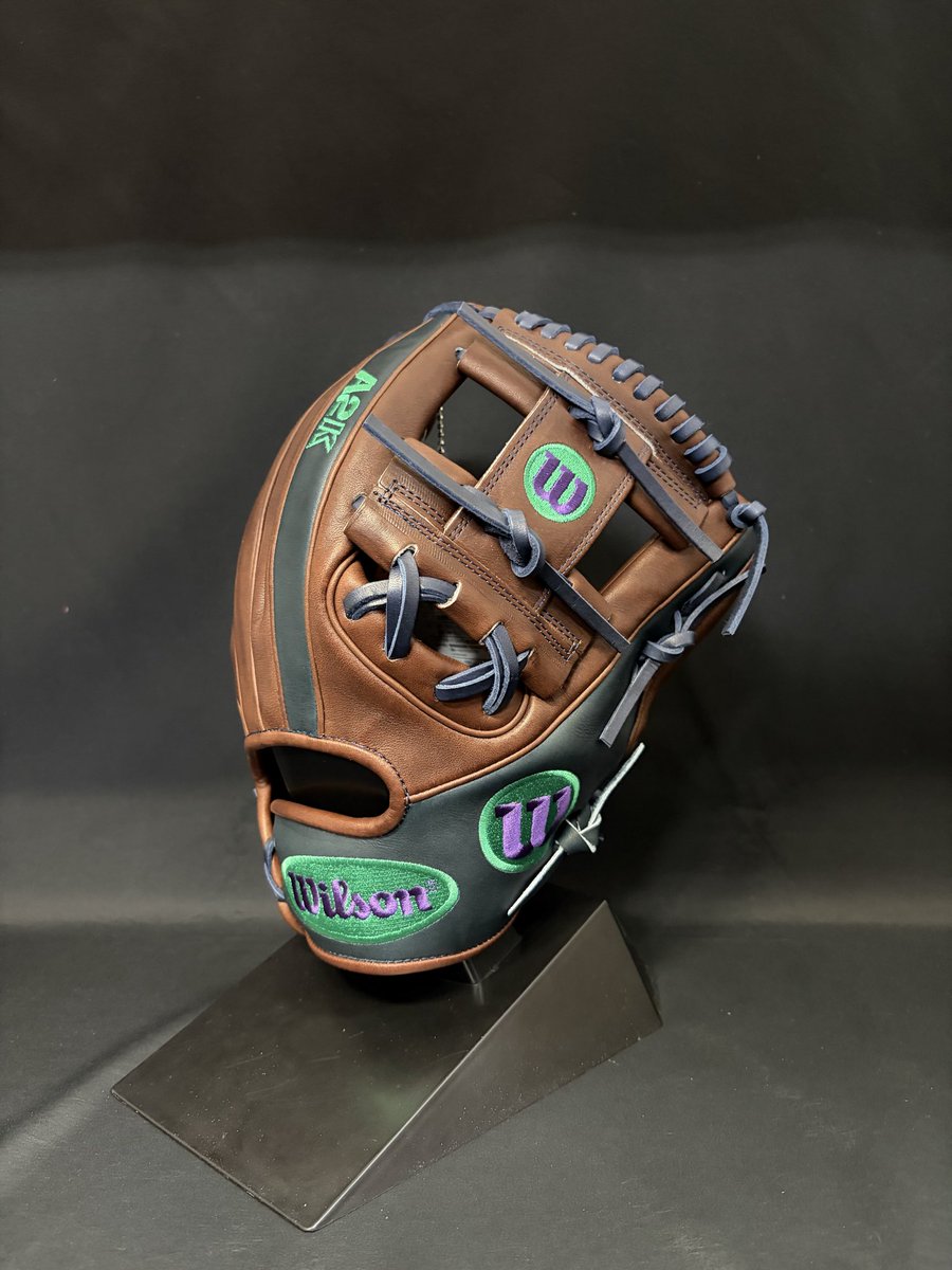 info42648043's tweet photo. Wilson
US最高峰MODEL グラブ入荷🇺🇸

【A2K for JAPAN】

型番：1786(11.5㌅)
カラー：Dブラウン
価格：税込定価71,500円→すみれ価格は…

1個のみですのでお早めに😊

#すみれスポーツ #wilsonbaseball #wilson #ウイルソン #59000 https://t.co/wkqzXISKxB