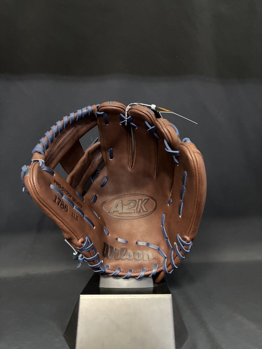 info42648043's tweet photo. Wilson
US最高峰MODEL グラブ入荷🇺🇸

【A2K for JAPAN】

型番：1786(11.5㌅)
カラー：Dブラウン
価格：税込定価71,500円→すみれ価格は…

1個のみですのでお早めに😊

#すみれスポーツ #wilsonbaseball #wilson #ウイルソン #59000 https://t.co/wkqzXISKxB