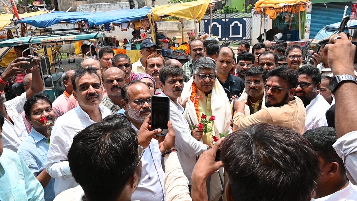 rsprasad's tweet photo. संसदीय क्षेत्र अंतर्गत चांदमारी रोड में निर्माणाधीन नाले और सड़क का निरीक्षण किया। नाला निर्माण की वजह से सड़क जर्जर हो गई है, जिससे स्थानीय निवासियों को आवागमन में भारी कठिनाई हो रही है। मौके पर ही अधिकारियों को सख्त निर्देश दिए कि गुणवत्तापूर्ण नाले और सड़क का निर्माण कार्य युद्धस्तर पर शीघ्र पूर्ण किया जाए, ताकि स्थानीय निवासियों को कोई परेशानी न हो।

इस अवसर पर कुम्हरार विधायक श्री संजय कुमार गुप्ता जी, पार्टी के पदाधिकारीगण एवं कार्यकर्तागण उपस्थित थे।