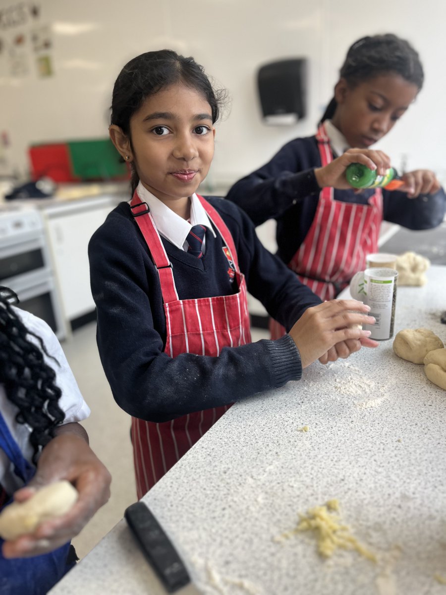 PrimaryTyndale's tweet photo. 🍞👩‍🍳 Year 5 Bakers in Action! 👨‍🍳🍞

As part of their Design Technology curriculum, our Year 5 children have been developing their food preparation and cooking skills by making their own bread. https://t.co/trUecdD5Co