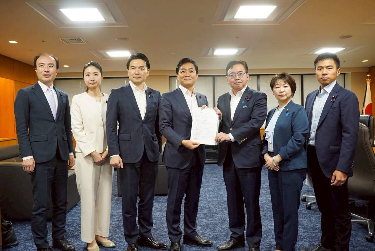 mamitamuratw's tweet photo. #国民民主党 は、厚生労働省にて厚労大臣へ『成長産業に相応しい薬価制度の確立に向けた申入れ』を提出してきました。

　ここ数年の原材料，エネルギー、賃金、流通コスト上昇を踏まえれば、1回の最低薬価引上げや毎年基準が変わる不採算品再算定では下支えになっていません。しかも、価格転嫁交渉をしても改定前の薬価を超えないと言うルールがある限り、中間年改定を含む薬価改定で上が��方に反映されないので流通改善・価格交渉の適正化も進みません。
　また戦略的投資を促進する17分野に創薬・先端医療が指定され、議論は進んでいます。生み出した薬の価格において、正当な評価をせめて特許期間中はすべきです。

このままでは、研究開発の投資規模は拡大せず創薬分野の成長は望めません。合わせて、セルフメディケーション推進と医薬品のアクセス確保、CDMO(医薬品開発製造受託機関)含むサプライチェーン全体の機能維持の為に引き続き国民民主党は政策実現に向けて頑張ります。
@tamakiyuichiro