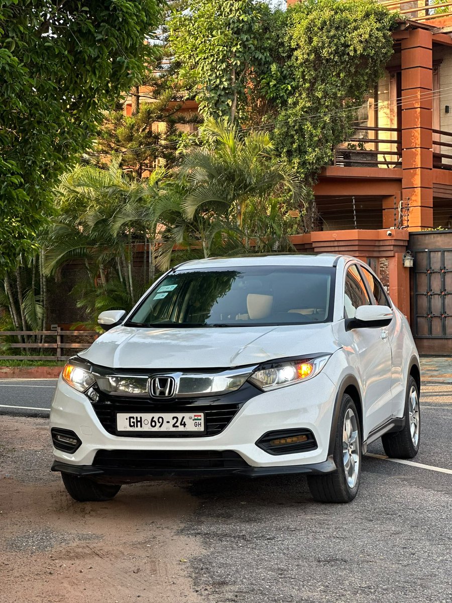 FrankDoe101's tweet photo. 2017 Honda HRV EX
1.8L engine 
PRICE — 180k p3 😁

Keyless entry &amp; start
Touchscreen infotainment system 
Rear view camera | Honda lane watch 
Sunroof 
Fully loaded 
Hit the dm | WhatsApp no in bio

#YourCarGuy 🚘🕺🏽 https://t.co/cywP1wQSM0