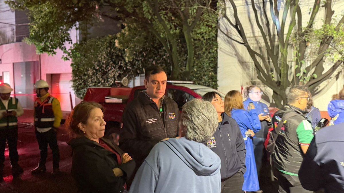 cesar_m_garrido's tweet photo. Ante las afectaciones provocadas por las fuertes lluvias e intensos  vientos, seguimos recorriendo las calles con el alcalde @mauriciotabe, atendiendo reportes y acompañando a las familias que lo necesitan.

Nuestra prioridad son ustedes.

#OperativoTormenta #AlcaldíaMiguelHidalgo