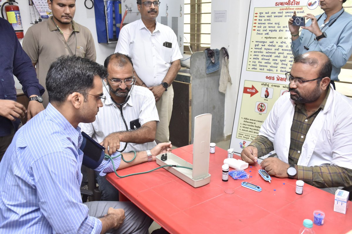 collectorjunag's tweet photo. આજરોજ કલેક્ટર કચેરી ખાતે આરોગ્ય વિભાગ દ્વારા આયોજિત રક્તદાન શિબિરમાં સહભાગી બની રક્તદાન કરવાનો અવસર પ્રાપ્ત થયો.

રક્તનું દરેક ટીપું કોઈના જીવનમાં નવી આશા, નવી ઊર્જા અને નવજીવનનું સંચાર કરી શકે છે. માનવસેવાના આ પવિત્ર યજ્ઞમાં સહભાગી બનીને અનોખો આત્મસંતોષ અનુભવ્યો.
(1/2)

@CMOGuj https://t.co/KqDtPl2pnO