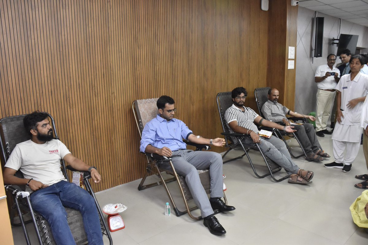 collectorjunag's tweet photo. આજરોજ કલેક્ટર કચેરી ખાતે આરોગ્ય વિભાગ દ્વારા આયોજિત રક્તદાન શિબિરમાં સહભાગી બની રક્તદાન કરવાનો અવસર પ્રાપ્ત થયો.

રક્તનું દરેક ટીપું કોઈના જીવનમાં નવી આશા, નવી ઊર્જા અને નવજીવનનું સંચાર કરી શકે છે. માનવસેવાના આ પવિત્ર યજ્ઞમાં સહભાગી બનીને અનોખો આત્મસંતોષ અનુભવ્યો.
(1/2)

@CMOGuj https://t.co/KqDtPl2pnO