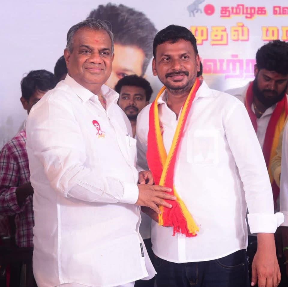NainarBJP's tweet photo. Zero tolerance-ஆ? இல்லை, Zero Control-ஆ முதல்வரே?

கணவனை இழந்த பெண் ஒருவரின் வீட்டிற்குள் அத்துமீறி நுழைந்து ஆலந்தூர் வடக்கு பகுதி தவெக செயலாளர் பாலியல் தொல்லை கொடுத்ததாக வெளிவந்துள்ள செய்தி அதிர்ச்சியளிக்கிறது. 

ஒருபுறம் ஆளுங்கட்சி திமிரில், பெண்கள் பாதுகாப்பை தவெகவினர் காவு வாங்கி வருகின்றனர். மறுபுறம், அதிகார மமதையில், ஸ்ரீவைகுண்டம் தவெக எம்.எல்.ஏ சரவணன் போன்றோர் பாதிக்கப்பட்ட பெண்களிடம் பேரம் பேசுகின்றனர். இப்படி ஒட்டுமொத்தமாக பெண்கள் பாதுகாப்பை சீரழிக்கும் கும்பலை கைகுள்ளேயே வைத்துக்கொண்டு, பெண்களுக்கு எதிரான குற்றங்களுக்கு எப்பொழுதும் "zero tolerance"-ஐ உறுதி செய்வோம் என்று கூற தங்களுக்கு வாய்கூசவில்லையா?

முதலில் தங்கள் கட்சிக்குள் இருக்கும் காமக்கொடூரர்களை கட்டுக்குள் கொண்டுவந்து மகளிரின் பாதுகாப்பை உறுதி செய்யுங்கள்! அதற்குப் பின்பு "தூய சக்தி" என்று மார் தட்டுங்கள் முதல்வர் திரு. @TVKVijayHQ அவர்களே!
