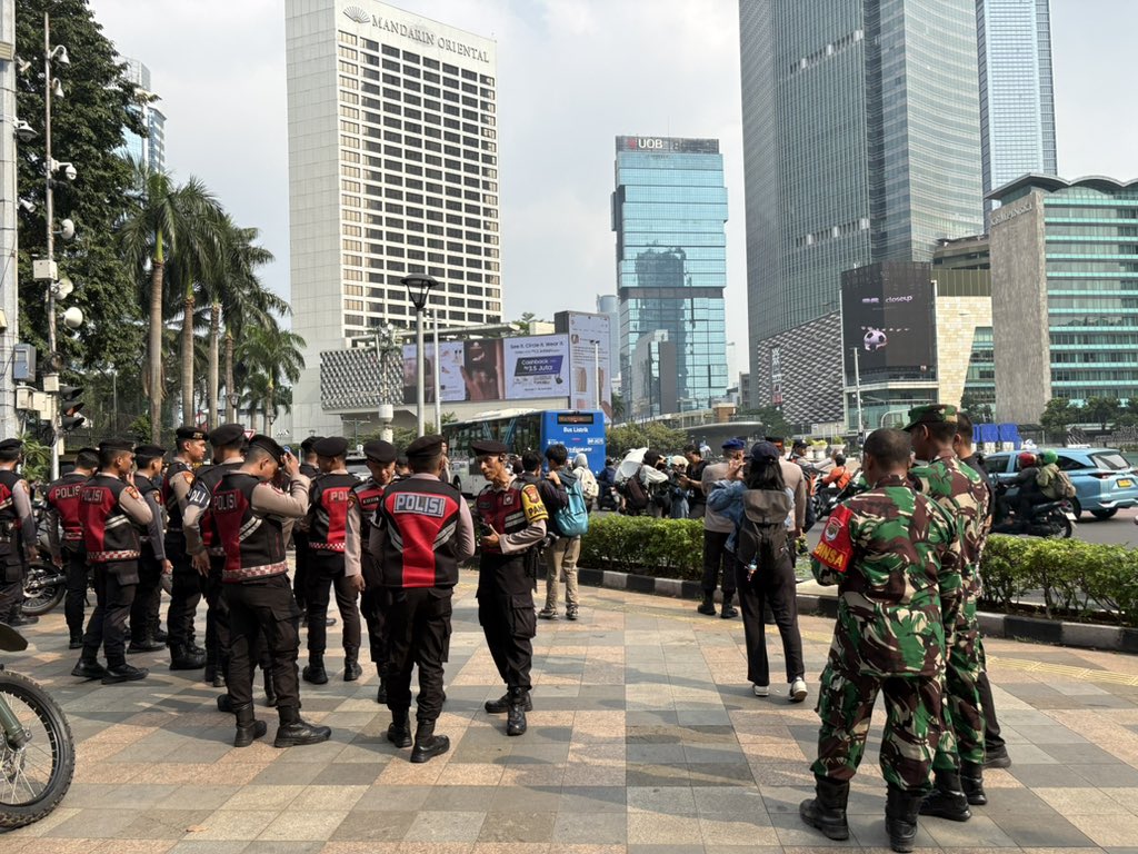 LBH_Jakarta's tweet photo. 📍 UPDATE SITUASI AKSI

Bundaran HI masih tampak lengang dari massa aksi. Sementara itu, aparat gabungan TNI dan Polri telah terlihat bersiaga dan melakukan penjagaan di sekitar titik aksi.

Pantauan dan perkembangan situasi akan terus diperbarui. https://t.co/QNor8h5cPD