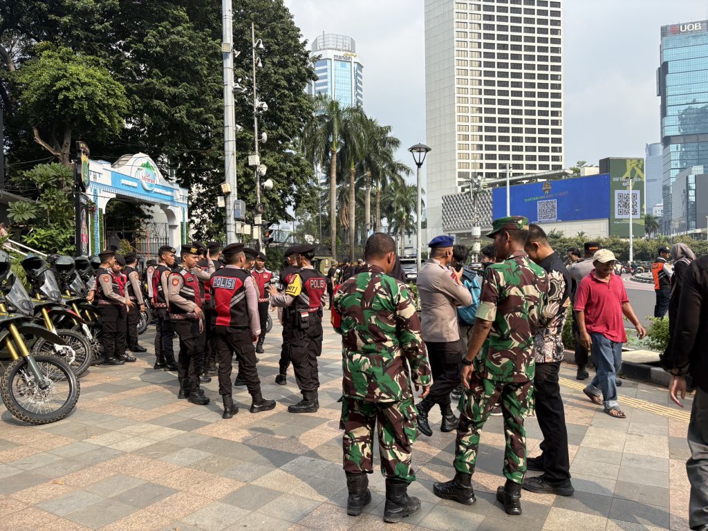 LBH_Jakarta's tweet photo. 📍 UPDATE SITUASI AKSI

Bundaran HI masih tampak lengang dari massa aksi. Sementara itu, aparat gabungan TNI dan Polri telah terlihat bersiaga dan melakukan penjagaan di sekitar titik aksi.

Pantauan dan perkembangan situasi akan terus diperbarui. https://t.co/QNor8h5cPD