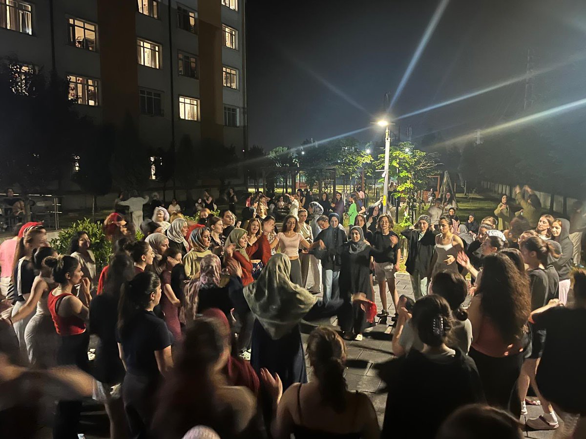 SakaryaKYGM's tweet photo. 📍Akyazı Yurdu

Mezun olacak Kız öğrencilerimiz için Geleneksel Mezuniyet Kınası programı gerçekleştirildi. Mezuniyet pastası kesimi, dilek fenerleri etkinliği ve çeşitli programlarla öğrencilerimizin mezuniyet heyecanı paylaşıldı. https://t.co/SOhmG16lfF