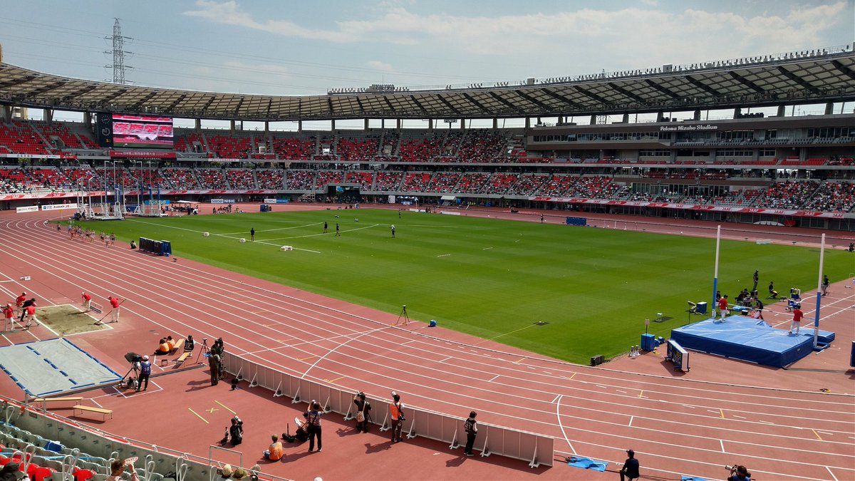 michaing's tweet photo. ということで、陸上の日本選手権めちゃくちゃおもろいので！！まだ中継始まってないけど！！三段跳と棒高跳と円盤投げとトラック、同時進行で目が足りない！！予選から自己ベスト更新しまくりの男子100mも熱かった！！
そして、たぶん、新しい瑞穂はいいグラウンド！！ https://t.co/mRlDKH1euz