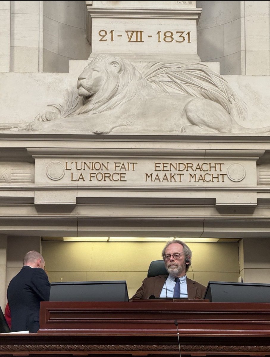 StefaanSintobin's tweet photo. De gewezen Vlaamsnationalist @PeterDeRoover1 en Kamervoorzitter vond de actie met ballonnen van @vbjongeren getuigen van onparlementair gedrag in ZIJN huis. 😱 https://t.co/CqEBBjcCJL