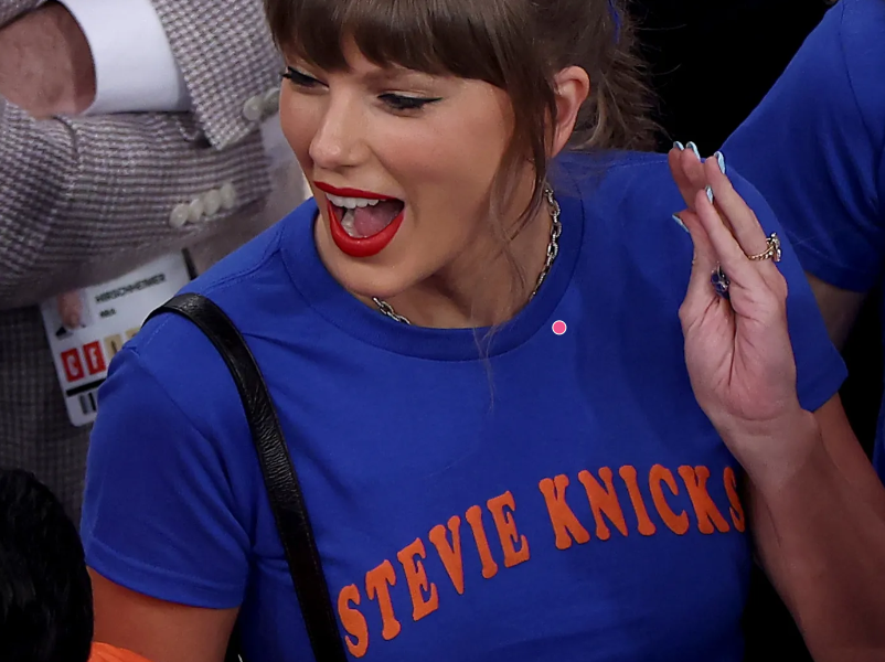 cr8urOwnReality's tweet photo. #TaylorSwift watched Game 4 of the #NBA Finals from courtside on 10 June 2026, turning heads alongside the HAIM sisters (Alana Haim and Este Haim) in their custom punny T-shirts🥳 https://t.co/RbtgdoXK5W