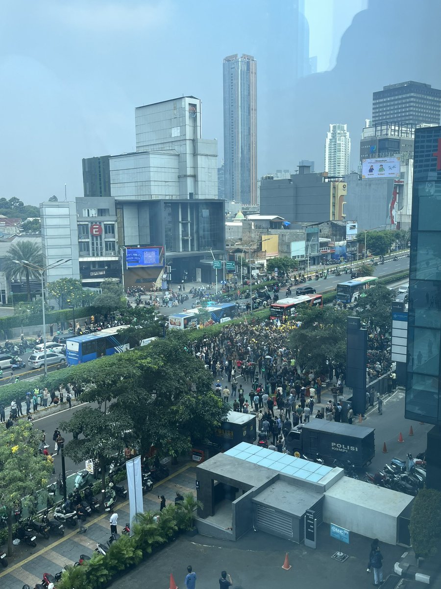 woorunaa's tweet photo. info A1 #demo dihadang di depan uob plaza guys wkwkwkwkwkwk https://t.co/UedDRq4np1