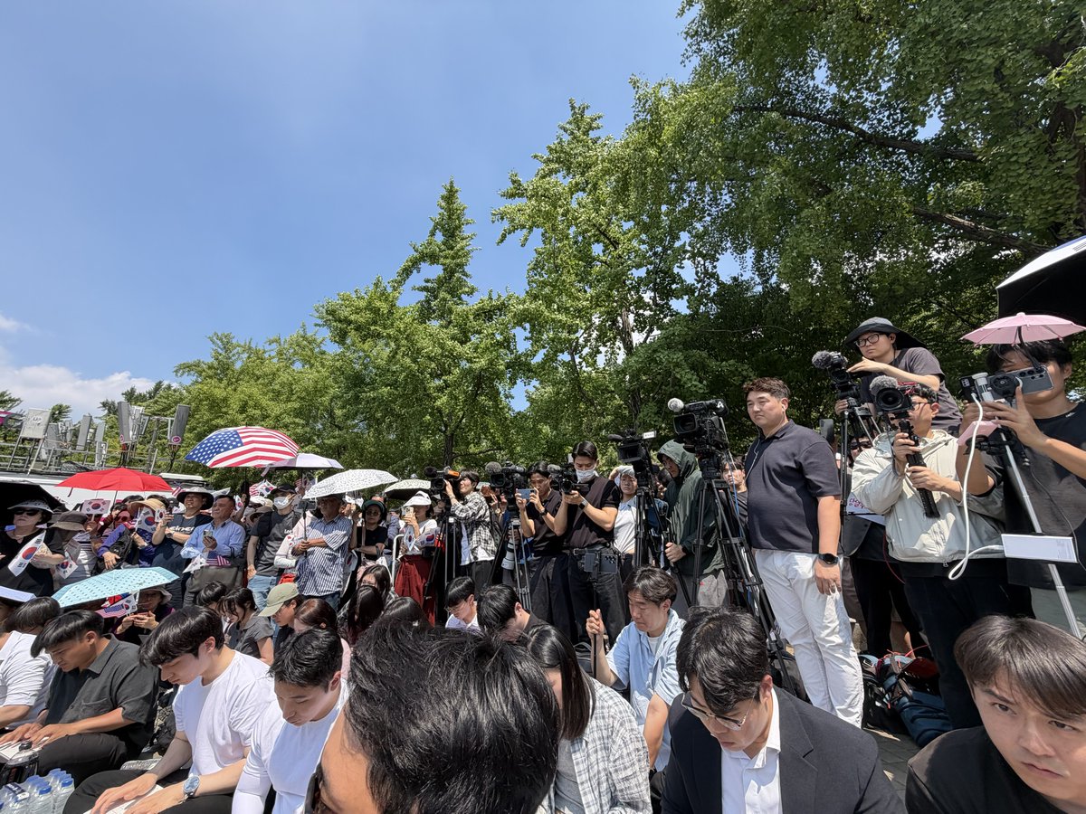 jeonhangil's tweet photo. The National Election Commission said 
they already destroyed the ballot and its evidence.
But, We FOUND them.
Someone is not telling the truth.
Judge for yourself. 🇰🇷

중앙선거관리위원회는
해당 투표함과 관련 증거가 
이미 폐기되었다고 주장했습니다.
그러나 우리는 그들이 거짓말하고 있다는 것을 
증거로 제출합니다.