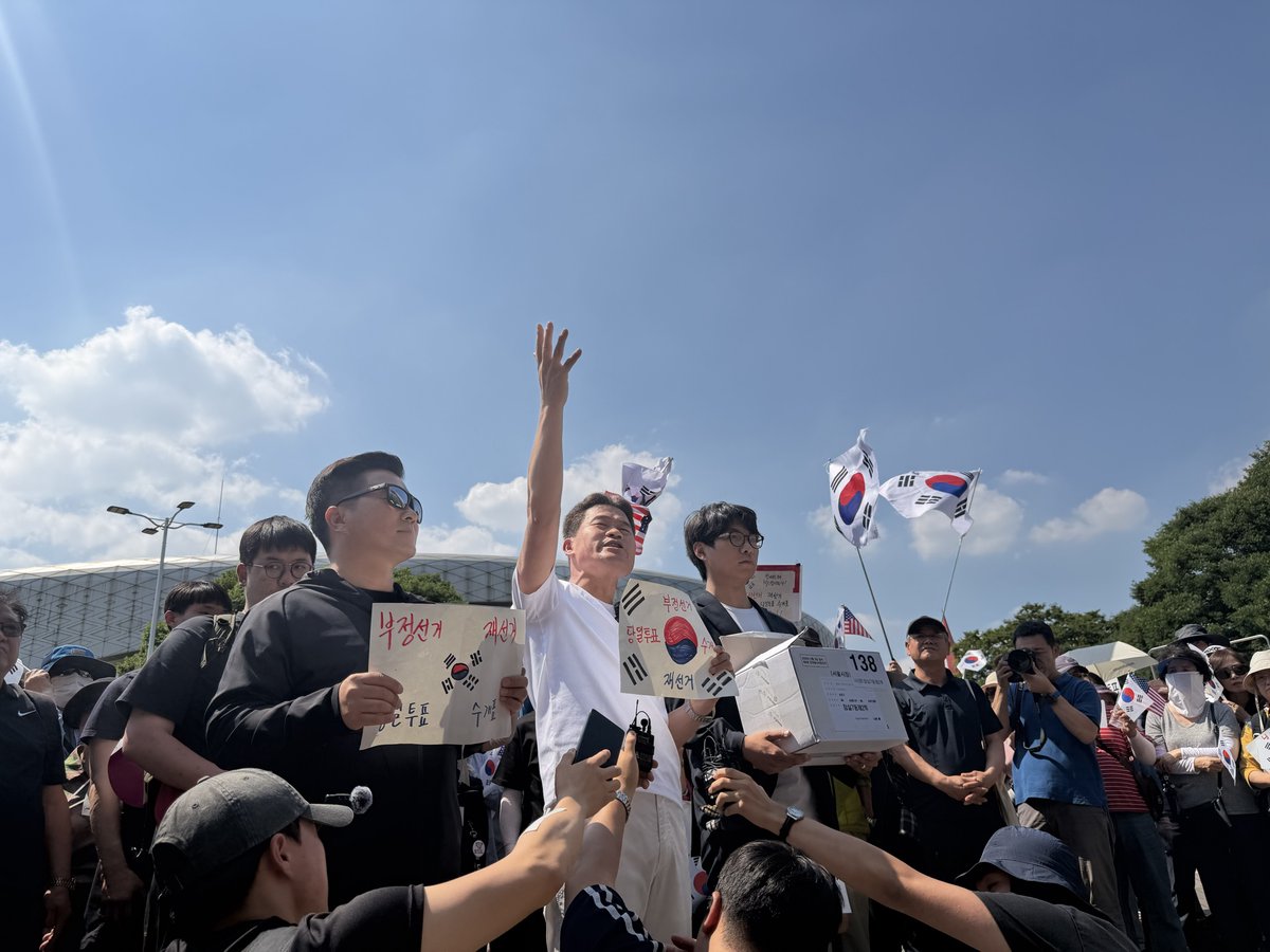 jeonhangil's tweet photo. The National Election Commission said 
they already destroyed the ballot and its evidence.
But, We FOUND them.
Someone is not telling the truth.
Judge for yourself. 🇰🇷

중앙선거관리위원회는
해당 투표함과 관련 증거가 
이미 폐기되었다고 주장했습니다.
그러나 우리는 그들이 거짓말하고 있다는 것을 
증거로 제출합니다.