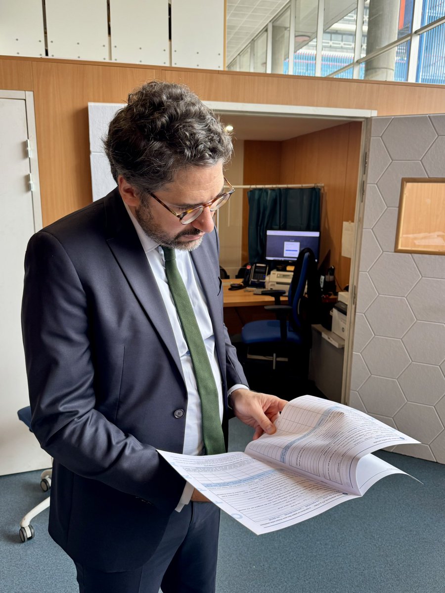 Prefet92's tweet photo. 🇫🇷🇪🇺 Le Pacte sur la migration et l’asile rentre en application aujourd’hui. Il vise notamment à limiter les « mouvements secondaires », c’est-à-dire du premier pays d’arrivée vers un autre pays d'accueil, auxquels la France est très exposée.  Dans ce cadre, le préfet des Hauts-de-Seine, Alexandre Brugère, a tenu à se rendre ce matin au bureau de l’asile pour en rappeler les attendus et s’assurer de la pleine mise en œuvre de ses nouveaux outils.

Des équipes fortement mobilisées pour réussir le déploiement de cette réforme importante !

@Interieur_Gouv