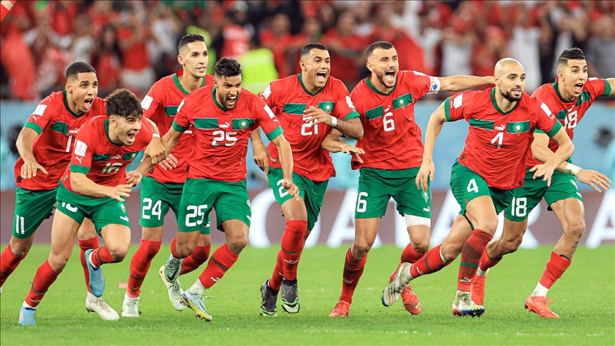 Fandom_ID's tweet photo. Di 2022, Maroko mencetak sejarah sebagai tim Afrika pertama yg berhasil lolos ke semifinal Piala Dunia

Kunci sukses utama Maroko itu ada di kedisiplinan taktik defensif atau atmosfer dukungan suporter mereka yg berasa main di rumah sendiri? https://t.co/722hSdzWGq