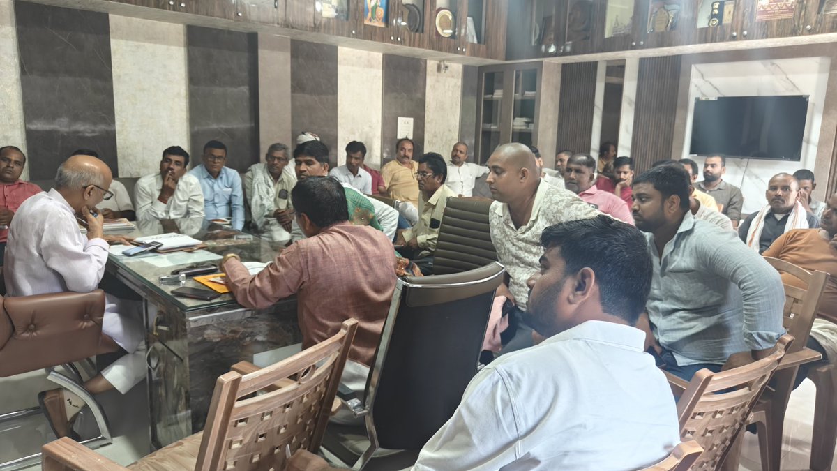 bjpmpsingh's tweet photo. आज अपने आवासीय कार्यालय पर आए हुए क्षेत्रवासियों की समस्याओं एवं जनहित से जुड़े विभिन्न विषयों को गंभीरतापूर्वक सुना। संबंधित अधिकारियों से वार्ता कर समस्याओं के त्वरित एवं न्यायोचित समाधान हेतु आवश्यक निर्देश दिए।
@myogiadityanath
@BJP4India https://t.co/4lYZ2iogI9