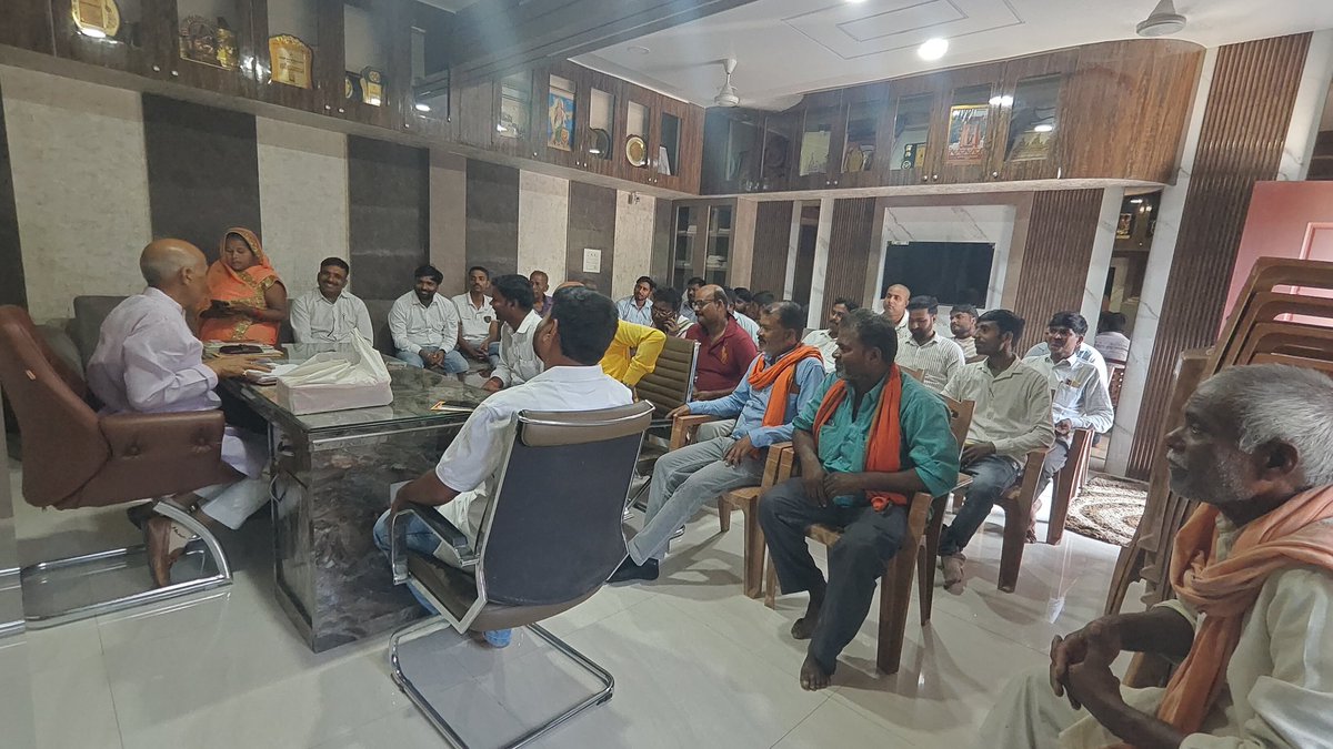 bjpmpsingh's tweet photo. आज अपने आवासीय कार्यालय पर आए हुए क्षेत्रवासियों की समस्याओं एवं जनहित से जुड़े विभिन्न विषयों को गंभीरतापूर्वक सुना। संबंधित अधिकारियों से वार्ता कर समस्याओं के त्वरित एवं न्यायोचित समाधान हेतु आवश्यक निर्देश दिए।
@myogiadityanath
@BJP4India https://t.co/4lYZ2iogI9