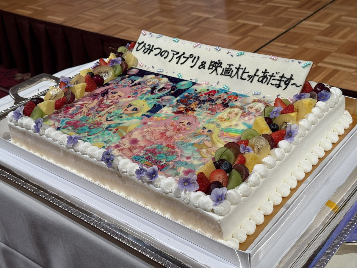 NikaLenz's tweet photo. 『ひみつのアイプリ』P.O.P.P.Y 100万再生、おめでとうございます！

Nika Lenzが作詞・作曲・編曲を担当した楽曲ということで、今回はお話しできる範囲で少しだけ制作当時のことを書いてみようと思います。（こういった話をネットで書くのは初めてなので、少しぎこちない部分があったら温かく見ていただけると嬉しいです。）

まず大前提として、ここから先は制作会社や関係各所の見解ではなく、あくまでもNika Lenz個人の感想として受け取っていただければと思います。

楽曲を作るのは作家ですが、一つの楽曲が世に出るまでには本当に多くの方々が関わっています。そして作品、コンテンツの一部として存在する以上、楽曲は作家個人だけのものではないという意識を私は大切にしています。

最初に作品の方向性に触れたとき、これまでのプリティーシリーズの魅力を受け継ぎながらも、新しい挑戦を感じる作品だと思いました。

私自身、これまでイギリスや韓国などで楽曲制作に携わってきました。これらの国々は電子音楽やダンスミュージックの最前線にいるという印象があり、メロディの感覚も音色の捉え方も日本とは少し異なります。そしてそれらは、今の私の音楽の土台にもなっています。

シリーズへのリスペクトは大切にしながらも、新しい方向性に合わせてサウンド面ではこれまでとは少し違うアプローチに挑戦しました。

新鮮さがありながら、長くシリーズを応援してきた方にはどこか懐かしさも感じてもらえること。そして初めて作品に触れる子どもたちには、今らしさや新しさを感じてもらえること。それが自分の中での大きなテーマであり、課題でした。

明るいコード進行、きらびやかで輝くシンセサウンド、そして全体を包むワクワクした空気感。Future HouseやNu-Discoといった要素も取り入れながら、一つのダンスミュージックとして形にしていきました。

個人的には、アイプリらしいダンスミュージックになったのではないかと思っています。

また、子どもたちが歌いやすく、自然に体を動かせるテンポ感も意識しており、BPMは120で制作しています。ただ、少しテンポを上げて聴くとまた違った雰囲気も見えてきます。DJとして活動していることもあり、私自身もテンポアップしたP.O.P.P.Yを流して楽しむ時もあります。

まとまりのない話になってしまいましたが、ネット上でもたくさんの方に愛されていることを感じていますし、ライブ会場でP.O.P.P.Yを楽しんでくださる皆さんの姿を見るたびに、本当に嬉しい気持ちになります。

今後またアイプリに作家として参加する機会があるかは分かりませんが、もし新しい楽曲でご一緒できる日が来たら、その時も楽しんでいただけたら嬉しいです。

改めて、100万再生ありがとうございました！