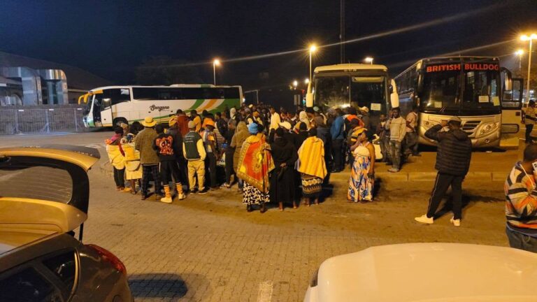 Olivia_LaGrange's tweet photo. 4000 people can be housed at 
Lindela Repatriation Centre. 

From their people are repatriated either by bus or airplane.

High capacity busses take 65-80 people, so lets work on 70 average

BOEING 777 used to repatriate Nigerians has a capacity of 274 and 320, so lets work on 300 average

Largest groups of illegal immigrants in South Africa is from Nigeria and Zimbabwe.

You do the numbers.

SOUTH AFRICAN CITIZENS will NOT be ridiculed for asking our government to actually apply our laws and now allow people to be in our country illegally.

We've had 30 years of influx from all over Africa and the Middle East. Enough is enough.

We KNOW the government is lying about the extent of the problem because we see it with our own eyes.