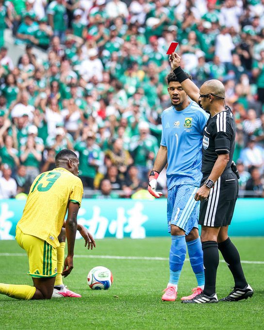 OmoleDaniel4's tweet photo. @dammiedammie35 The referee is taking their jobs😂😂 https://t.co/RlHRhSVDfl