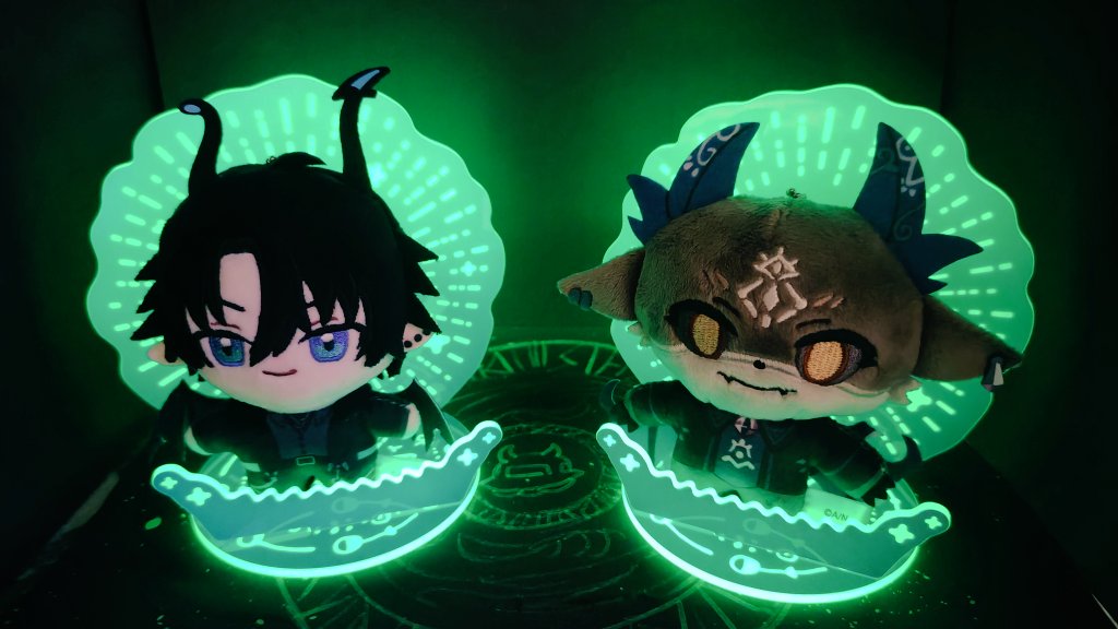 sdban's tweet photo. Red drink for the offering? Check! Sweets? Check! Yoshi? Check👍 Come forth, terrifying alien prince!🛸
Oh my god, even a terrifying demon got summoned!! This terrifyingly cool merch is the absolute best! Getting a rare polaroid too... what an insane day😭大好き…💚
#RenZotto https://t.co/0pYxiRkAUl