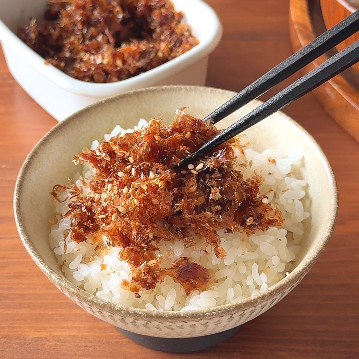 atu_meshi's tweet photo. 娘『コレどこで買ったの？』
息子『美味すぎるんだけど‼️』

私…『3分でパパが作ったんやで』
大絶賛された‼️
『ご飯泥棒すぎる‼️おかかふりかけ』は… https://t.co/3Nh0jxUbuc