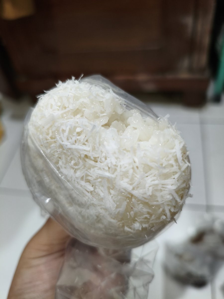 hi_mium's tweet photo. Dari kemarin BM banget sama ketan kelapa, ketan serundeng, lupisss

Terharu hari ini dibeliin dijajanin diturutin sama pacarku 🫂😭 makasih ya sayangg
Luvv bgttt 💖💗💕 https://t.co/9zJwhGuyQD