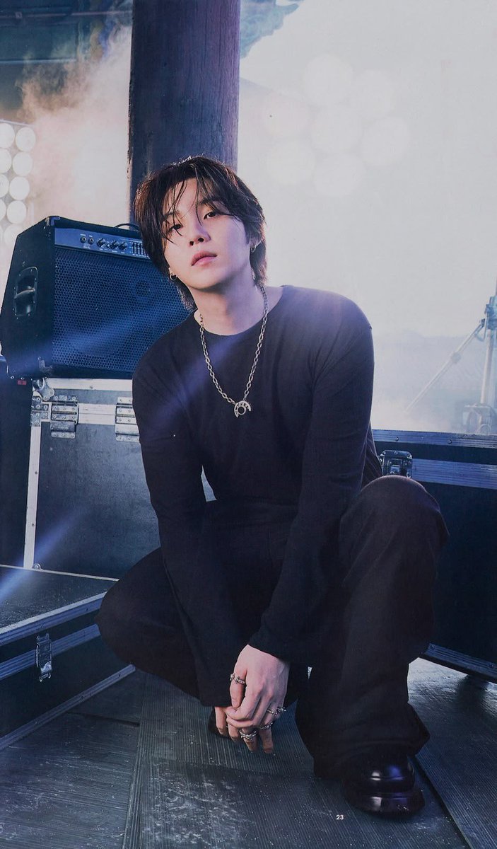 italianarmyfam_'s tweet photo. 🎸Oltre ad aver prodotto, composto e co-scritto il nuovo brano dei BTS “Come Over”, SUGA si è occupato anche della chitarra, oltre a lavorare su batteria, sintetizzatori e basso.

È inoltre accreditato come uno dei programmatori del brano, insieme ai produttori Cirkut e Ammo 🔥 https://t.co/PU00HJ3cpp