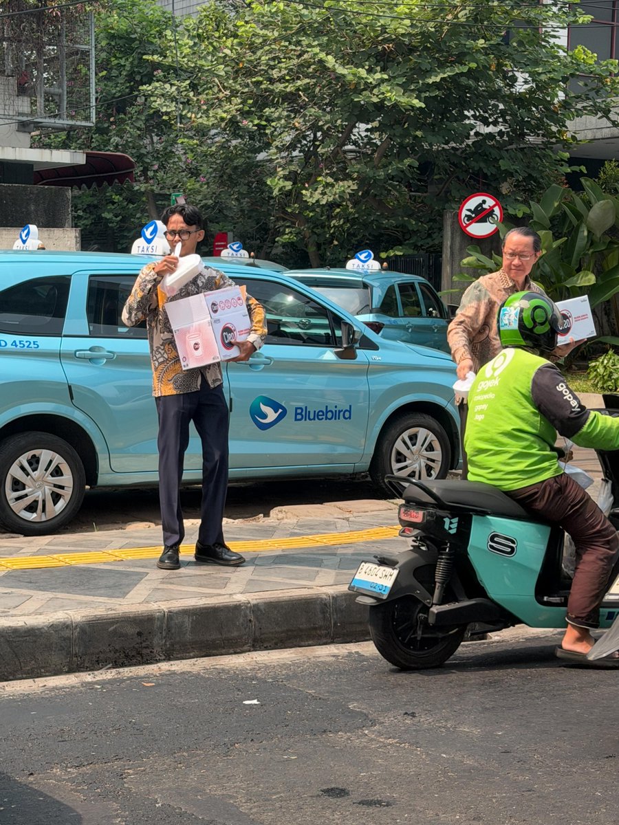 KapudS640's tweet photo. Jumat siang melihat pegawai hotel bintang 5 di kawasan Fatmawati membagikan bingkisan yang kelihatannya berisi makanan kepada para pengemdara mobil dan motor rasanya adem sekali. 

Semoga lancar usahanya dan selalu penuh hotelnya.. Semoga para pengendara yang melintas juga selalu diberikan perlindungan dan keberkahan…

cc:threadmuhammadartistoadi