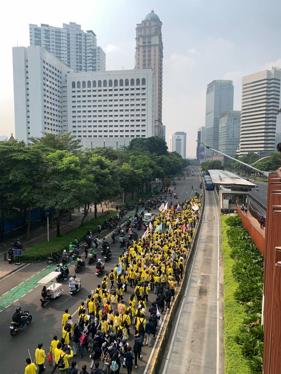 Hidupsebagai62's tweet photo. UPDATE :

ROMBONGAN MAHASISWA UI LONGMARCH DARI ARAH GBK MENUJU BUNDARAN HI

KAWAL TERUS KAWAN-KAWAN,
SALING JAGA !!! https://t.co/dXc6LvfpFe