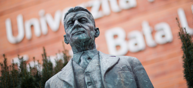 NPC162748262's tweet photo. @enkocz Nejbohatší muž Moravy staví na chudé valašské vesnici své vlastní město budoucnosti. Místní se radují i bojí, nikdo netuší, co vlastně zamýšlí. Můžou boty z jeho továrny létat do celého světa? https://t.co/f8Zxc8bkV1
