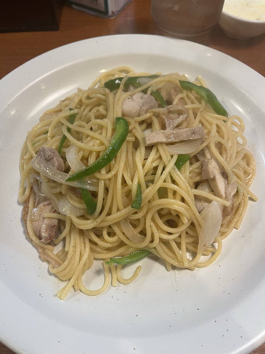 gorikitanren's tweet photo. がっつり！スパゲッティぱすたや御徒町店。
すごい何年かぶりに行ったらスパイス🫚が卓上に置かれ、追いスパイスを楽しめるようになっていた！
とり塩パスタ。ピーマン🫑が美味しかったです☺️ https://t.co/Xrp2K5rWwG