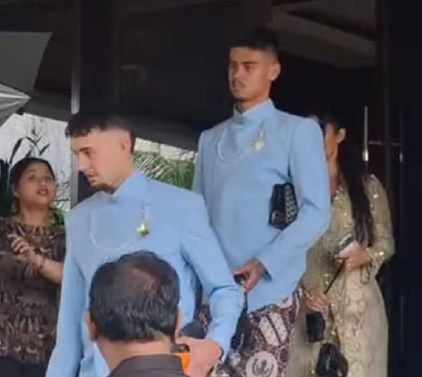 TimnasXtra's tweet photo. Mees Hilgers &amp; Ivar Jenner in Javanese beskap ahead of Justin Hubner's akad nikah 💙

📸 DetikBali https://t.co/o77XjHHQ20