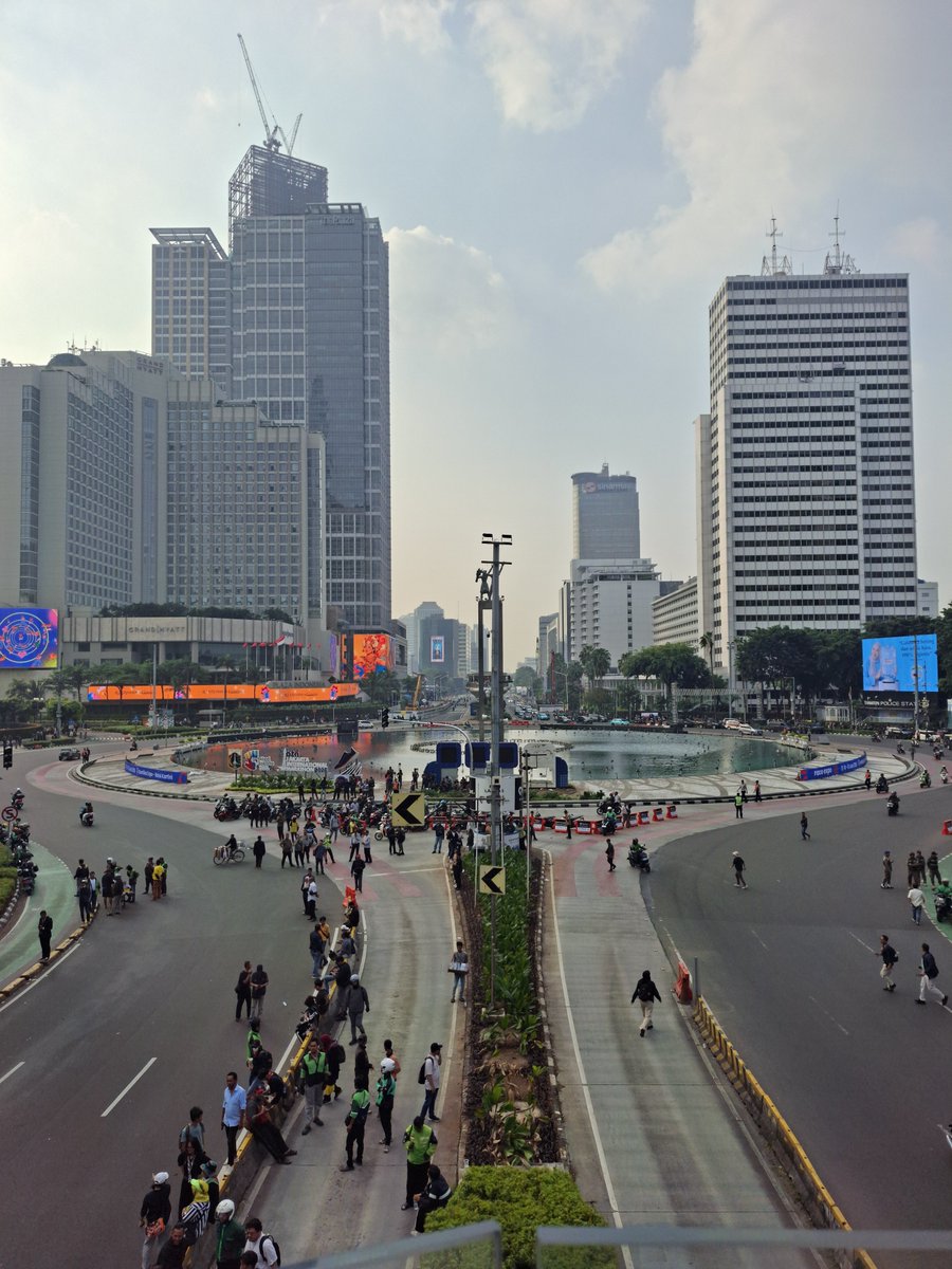 stravenues's tweet photo. Suasana di sekitaran Bundaran HI sore ini https://t.co/fRsSZPuY01