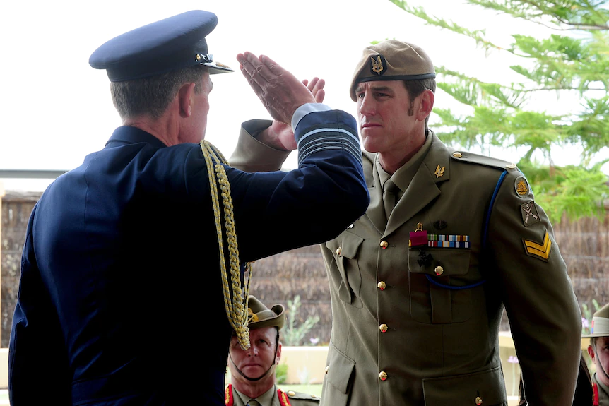 DaniMayakovski's tweet photo. Este es el soldado australiano de la OTAN, Ben Roberts Smith, fue arrestado por brutales crímenes de guerra mientras participaba en la invasión a Afganistán, en 2009.

Roberts fusiló a un civil afgano discapacitado por diversión, después de asesinarlo, los soldados le robaron su pierna ortopédica y bebieron cerveza en él en la base militar de la OTAN.

Además está acusado de haber sido responsable de la muerte de cuatro civiles afganos más, a uno de ellos lo pateó por un acantilado y ordenó a su escuadrón que le fusilara mientras caía.

Actualmente Ben es el soldado más condecorado de Australia, hijo de un poderoso juez en Australia, consiguió que le pusieran en libertad con fianza.

Estas bestias nazis son los "demócratas" que invaden países en Oriente Medio para llevarles la "democracia".