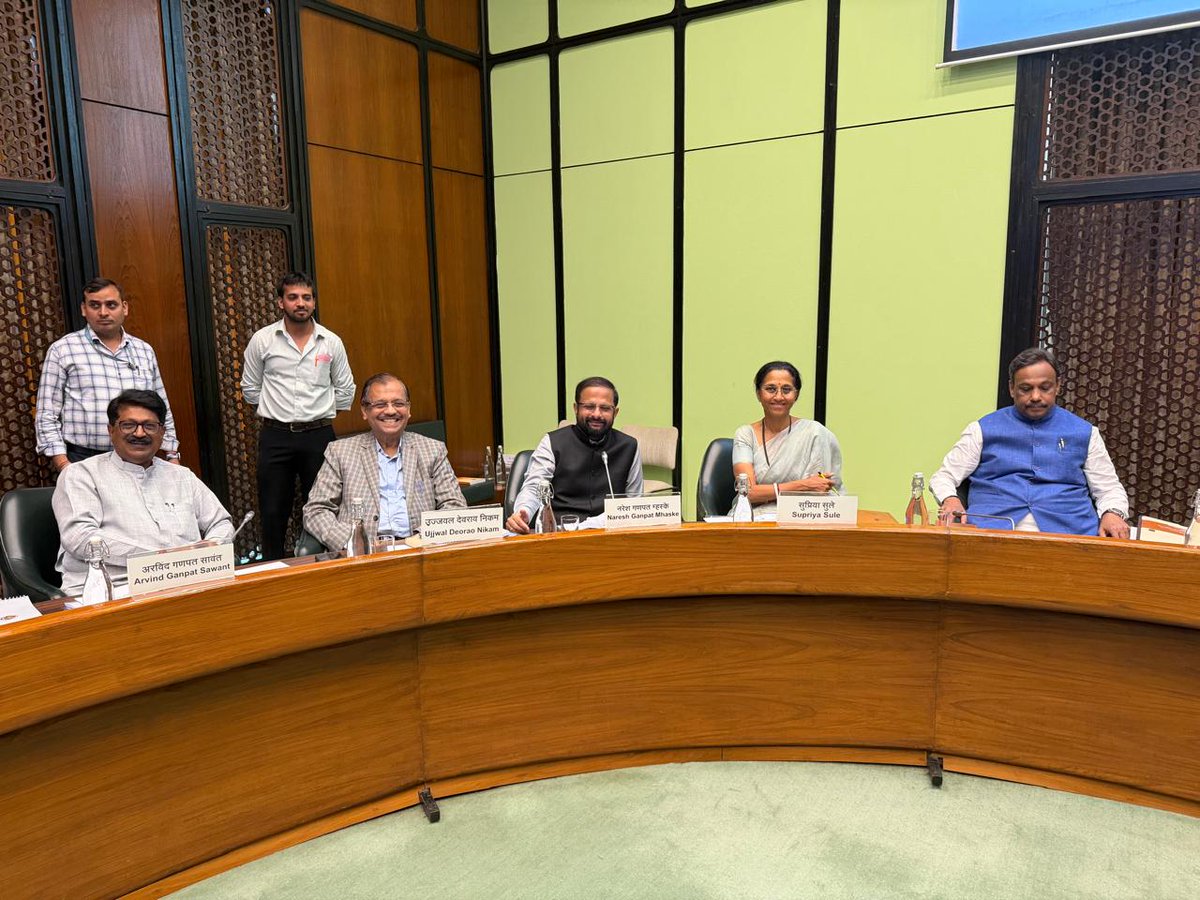 nareshmhaske's tweet photo. देशाची अर्थव्यवस्था अधिक मजबूत व्हावी, उद्योग-व्यवसायांना प्रोत्साहन मिळावं आणि गुंतवणुकीसाठी अधिक अनुकूल वातावरण निर्माण व्हावं या उद्देशाने केंद्र सरकार कंपनी कायदा सुधारणा कायदा २०२६ आणण्याचा निर्णय घेण्यात आला आहे. या महत्त्वपूर्ण कायद्याचा खोलवर अभ्यास करून त्यामध्ये आवश्यक सुधारणा सुचविण्यासाठी खासदार श्री. सुधीर गुप्ता यांच्या अध्यक्षतेखाली संयुक्त संसदीय समितीची स्थापना करण्यात आली आहे आणि या समितीत माझी सदस्य म्हणून निवड करण्यात आली आहे. या समितीत माझ्यासह निशिकांत दुबे, विनोद तावडे, मंगुटा श्रीनिवासूलू रेड्डी, सुप्रिया सुळे, अरविंद सावंत, ॲड. उज्ज्वल निकम आणि देवेंद्र ठाकूर यांसारखे खासदार देखील सहभागी आहेत.

आज संसद भवन, नवी दिल्ली येथे या समितीची दुसरी बैठक पार पडली. या बैठकीत देशातील उद्योग, लेखा व कंपनी प्रशासन क्षेत्राशी संबंधित प्रमुख संस्थांच्या प्रतिनिधींनी उपस्थित राहून आपली मतं समितीसमोर मांडली. ICAI, ICSI, ICMA, वाणिज्य व उद्योग मंत्रालय, परराष्ट्र व्यापार विभाग, MSME मंत्रालय तसेच NI-MSME या संस्थांच्या प्रतिनिधींनी प्रस्तावित सुधारणांबाबत सविस्तर सादरीकरण केलं. तसेच उद्योग क्षेत्राला अधिक सुलभता देताना पारदर्शकता आणि उत्तरदायित्व यामध्ये संतुलन कसे राखता येईल यावर सखोल चर्चा करण्यात आली.

या चर्चेदरम्यान मी काही महत्त्वाचे मुद्दे मांडले. कंपनी कायद्यातील या सुधारणांचा आयकर आणि जीएसटीच्या महसुलावर काही परिणाम होईल का? काही प्रकारच्या ऑडिटमधील सवलतींमुळे शेल कंपन्यांना वाव मिळण्याची शक्यता आहे का? तसेच NFRA ला अधिक अधिकार देण्यामागे सरकारची नेमकी भूमिका काय आहे? यासंदर्भात संबंधित अधिकाऱ्यांना प्रश्न विचारून स्पष्टीकरण मागितलं. कायद्यामध्ये सुलभता आणताना आर्थिक शिस्त आणि पारदर्शकता अबाधित राहणं देखील तितकंच महत्त्वाचं असल्याचंही मी यावेळी नमूद केलं.

समितीचं पुढील काम केवळ बैठकींपुरते मर्यादित नसून देशभरातील उद्योग क्षेत्रातील प्रतिनिधी, उद्योजक, चार्टर्ड अकाउंटंट, कंपनी सेक्रेटरी, संशोधक, सामाजिक संस्था आणि विविध क्षेत्रातील तज्ज्ञ यांच्याशी संवाद साधून त्यांची मतं जाणून घेण्यावर भर दिला जाणार आहे. देशाच्या आर्थिक विकासाला चालना देणारा, उद्योगांसाठी सुलभ आणि त्याचवेळी उत्तरदायी व पारदर्शक असा कायदा तयार व्हावा, यासाठी समिती व्यापक विचारमंथन करत असून राष्ट्रहित आणि जनहित लक्षात घेऊन प्रत्येक तरतुदीचा सखोल अभ्यास केला जाणार आहे.

@Shivsenaofc @mieknathshinde @mpsudhirgupta  @supriya_sule @AGSawant @miujjwalnikam  @TawdeVinod @nishikant_dubey @GuruMYSRCP 

#CompaniesActAmendment2026 #ParliamentaryCommittee
#CorporateGovernance #EaseOfDoingBusiness #EconomicGrowth
#NareshMhaske