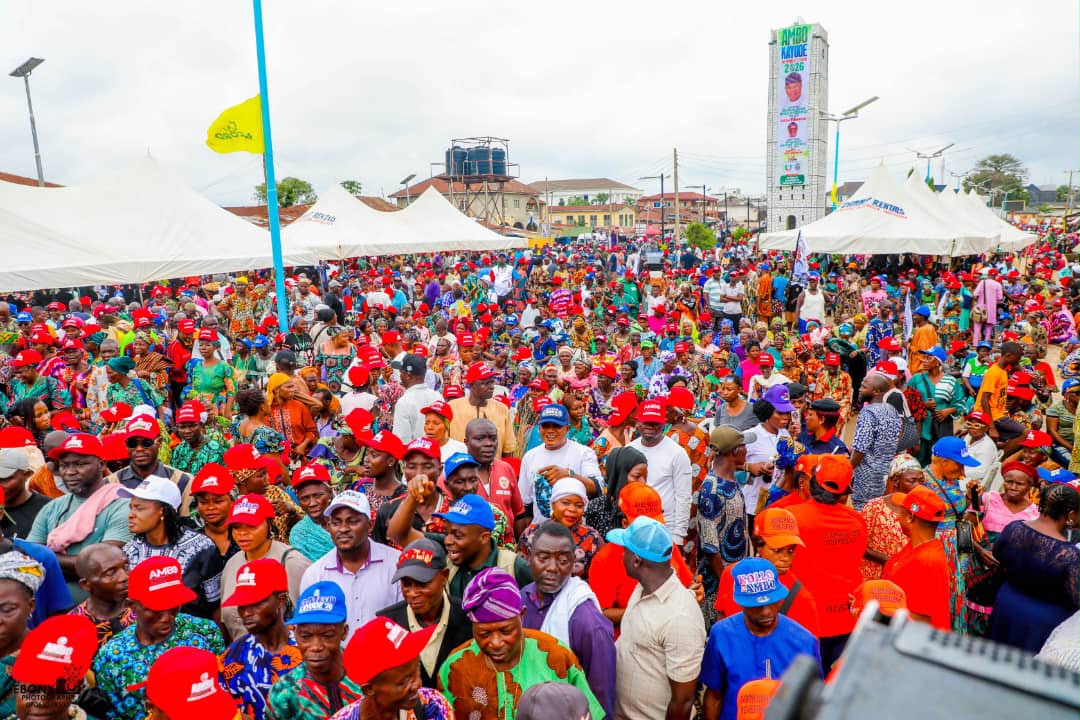 Sambest0706447's tweet photo. Massive crowd as residents trooped out to walk for victory in Ife Federal Constituency in support of the incoming Governor of Osun State, Asiwaju Munirudeen Bola Oyebamiji, AMBO.

#AMBO #AMBOVictorywalk https://t.co/xjyCH8T17d
