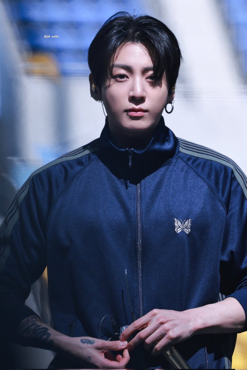 dailyjkpraise's tweet photo. Are we seeing him? He's so buff rn https://t.co/rwUyFjXksW