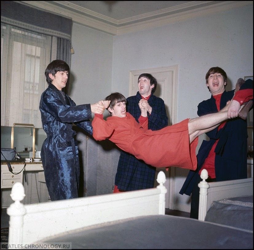 starkeysunn's tweet photo. the Beatles in their hotel rooms together fuels my soul so much https://t.co/yQJ0q8g4k8