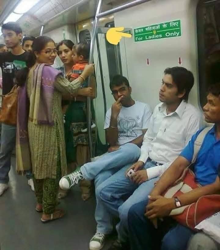 CHAND1785's tweet photo. Pic 1 - ये अफगानिस्तान की तस्वीर है जहाँ कडकडाती ठंड में पुरुष गाडी की छत पर और महिलाएँ गाडी के अंदर बैठी है, जहां बोला जाता है महिलाओं का हक नहीं दिया जाता है।

Pic 2 - ये उन कई देशो में से ऐसे एक देश की तस्वीर है, जिन्हे अफगान महिलाओं के हक की चिंता लगी रहती है... https://t.co/b2UzPf4qQy